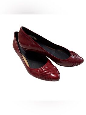 me too Women's Bordeaux  Patent Pointed-Toe Heels